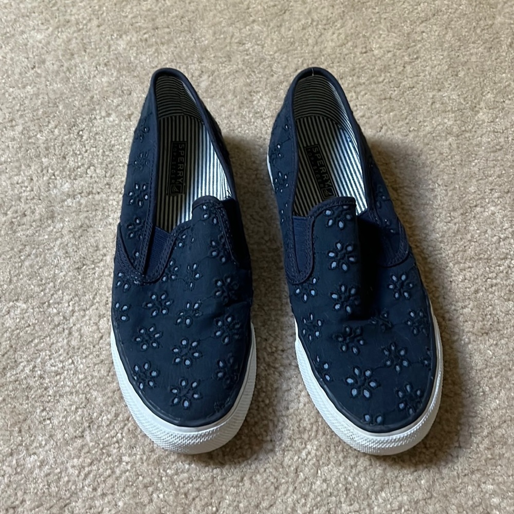 Size 8 Womens Sperry Top-Sider shoes, navy color and gently used.